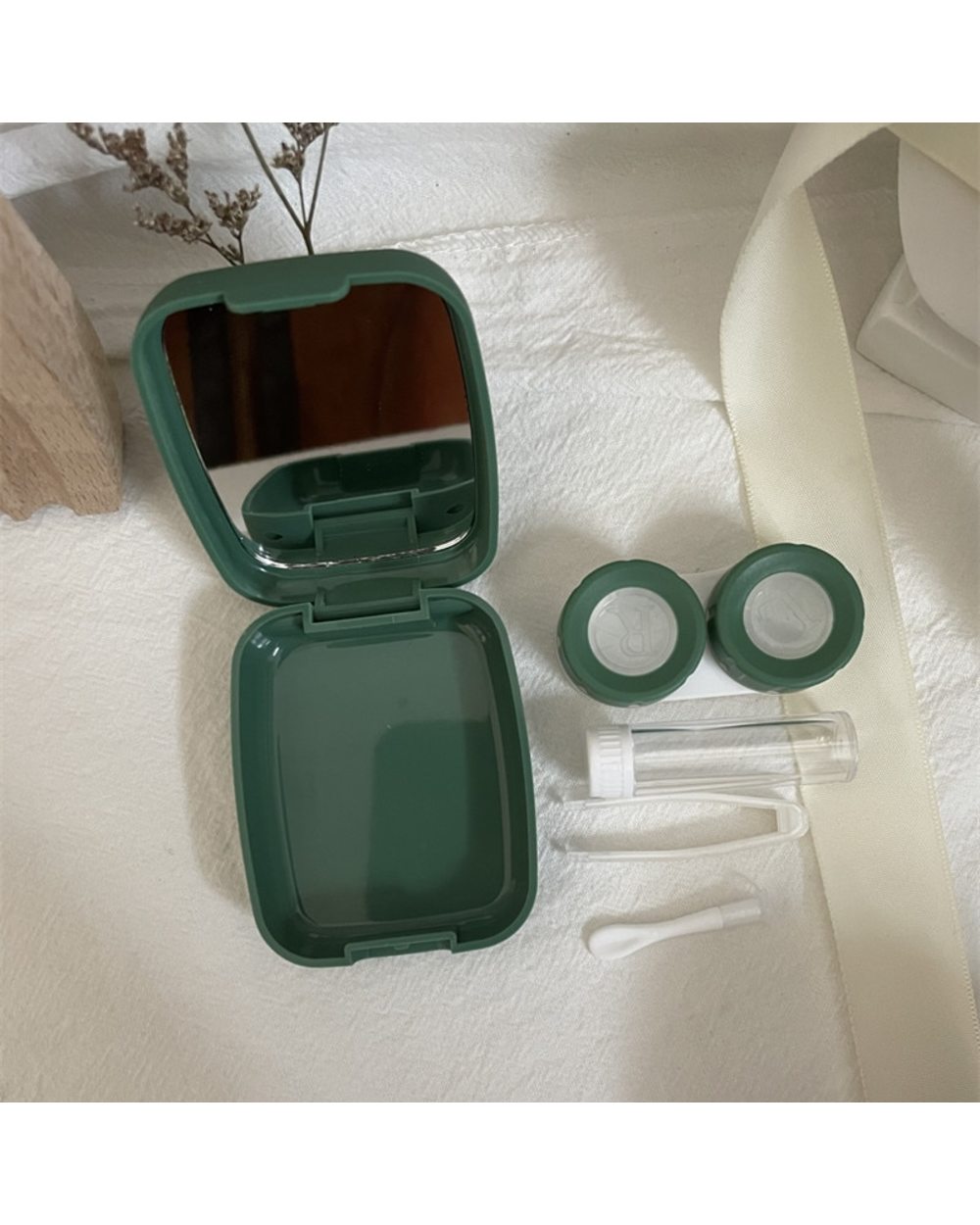 Pure Color Frosted Contact Lens Case Female Compact And Simple Portable Color Contact Lenses Myopia Companion Box Stora front-2