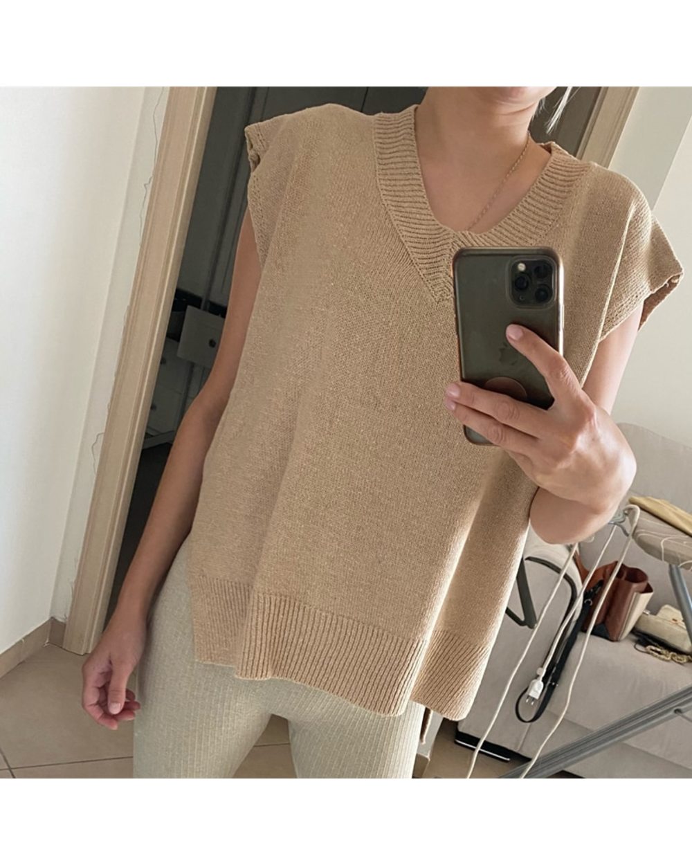 Colorfaith Y2K Women Pullovers Waistcoat Sweater Vest Knitted Irregular Split Retro V-neck Tops front-3